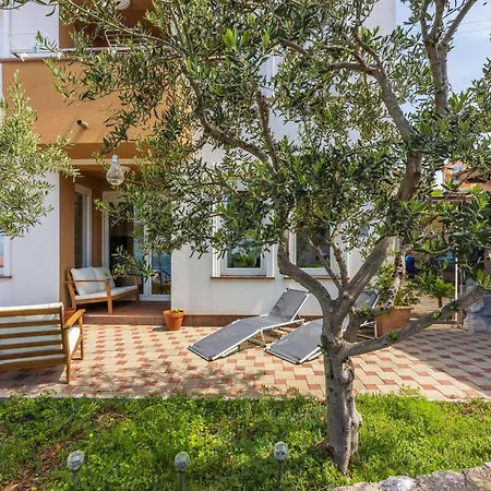 Deni アパート ツリクヴェニツァ